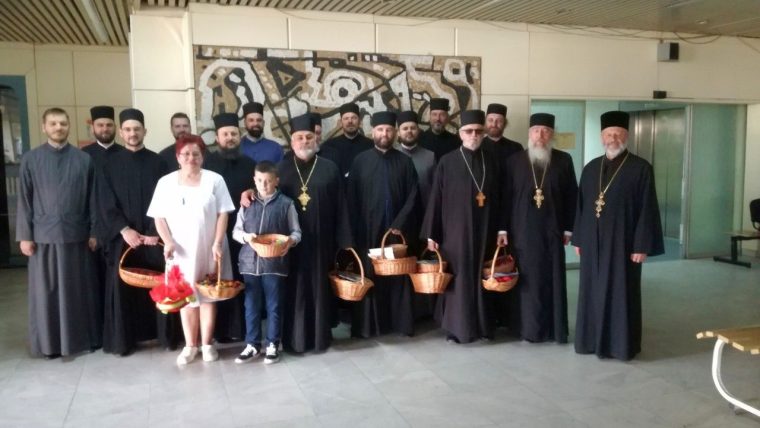 ТРАДИЦИОНАЛНА УСКРШЊА ПОСЕТА СВЕШТЕНСТВА