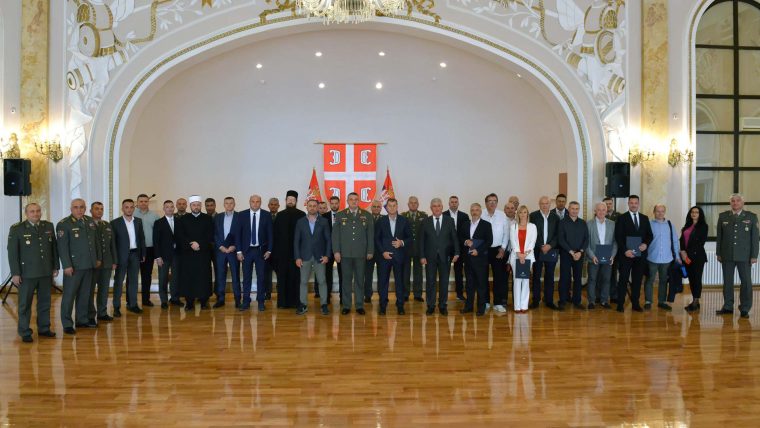 ВОЈСКА СРБИЈЕ ДОДЕЛИЛА ПРИЗНАЊА  ПОЈЕДИНЦИМА И ИНСТИТУЦИЈАМА