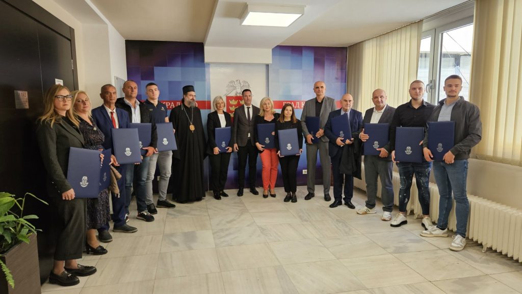 УРУЧЕНЕ ОКТОБАРСКЕ НАГРАДЕ НАШИМ ЛЕКАРИМА