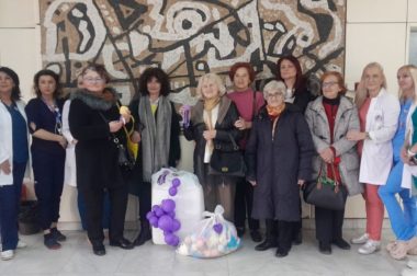 Поклони срцем: Коло српских сестара обрадовало децу у краљевачкој болници