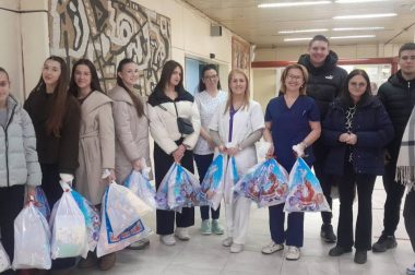 ПОКЛОНИ ПУНИ ЉУБАВИ ЗА НАШЕ НАЈМЛАЂЕ ПАЦИЈЕНТЕ